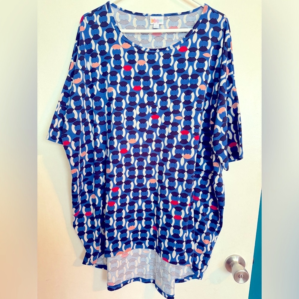 Women’s top- LuLa Roe